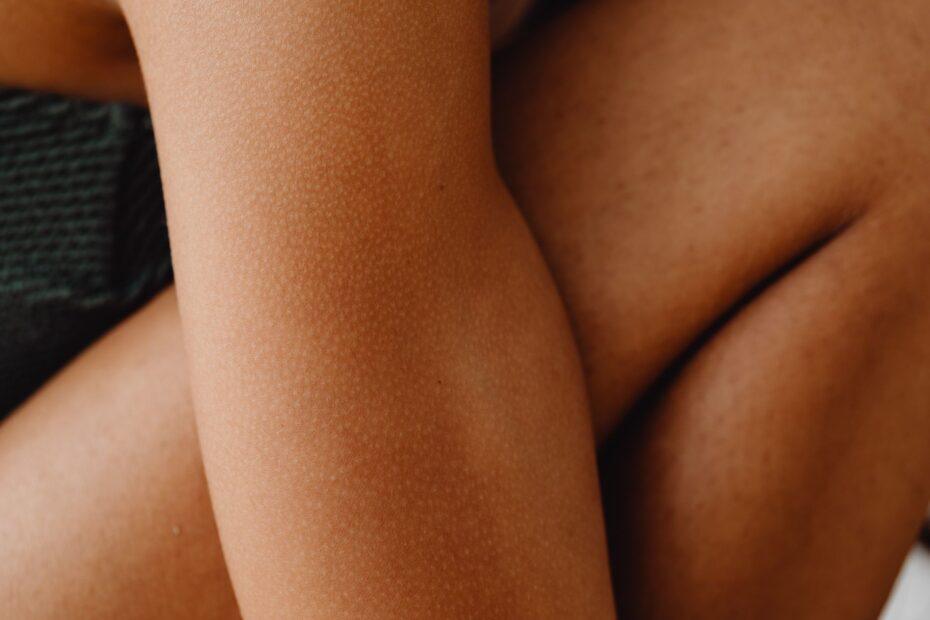 Illustration of Why the Body Reacts With Goosebumps to Music and Cold Alike